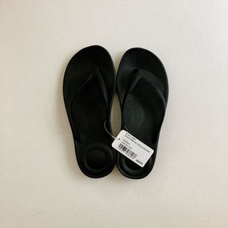 フィットフロップ(fitflop)の【新品•未使用】フィットフロップ ビーチサンダル ブラック 23~23.5 (ビーチサンダル)