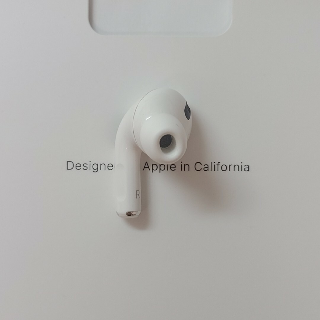 【美品】Apple正規品　AirPods Pro第1世代　右耳　R　第一世代 スマホ/家電/カメラのオーディオ機器(ヘッドフォン/イヤフォン)の商品写真