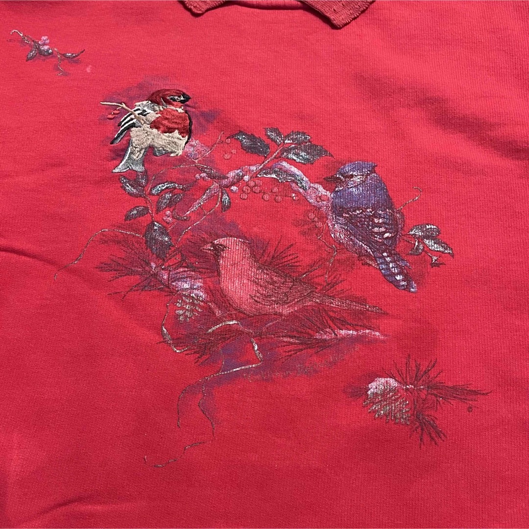 【232】　襟USA古着　まで真っ赤のダサかわスウェット　小鳥の刺繍とプリント レディースのトップス(トレーナー/スウェット)の商品写真