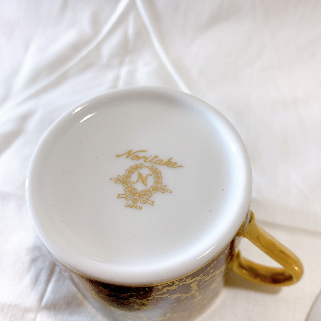 Noritake(ノリタケ)の【激レア！廃盤品】ノリタケ　カップ＆ソーサー　ゴールド　金.赤.黒大理石模様 インテリア/住まい/日用品のキッチン/食器(食器)の商品写真