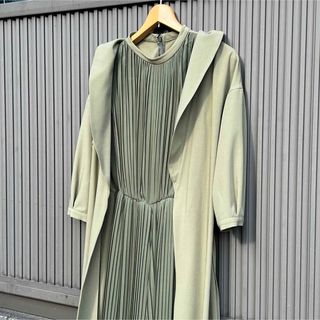 【 AMERI 】FRONT PLEATS LONG DRESS ・ カーキ