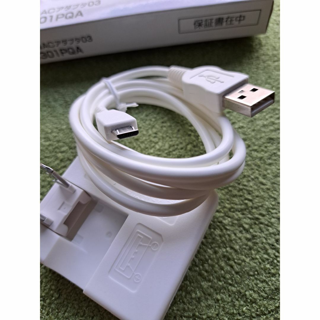 au(エーユー)のau純正品　スマホ充電器　共通ACアダプタ　0301PQA　KDDI　未使用 スマホ/家電/カメラのスマートフォン/携帯電話(バッテリー/充電器)の商品写真