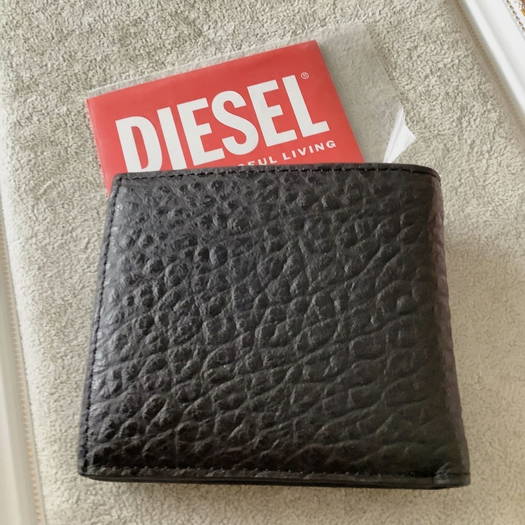 新品★DIESEL 二つ折り財布 エンボスレザー ロゴ 牛革 小銭入れ付き