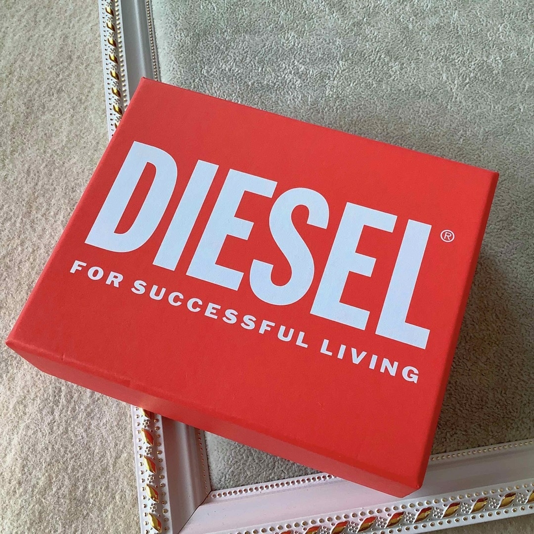 新品★DIESEL 二つ折り財布 エンボスレザー ロゴ 牛革 小銭入れ付き