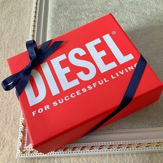 新品★DIESEL 二つ折り財布 エンボスレザー ロゴ 牛革 小銭入れ無しタイプ