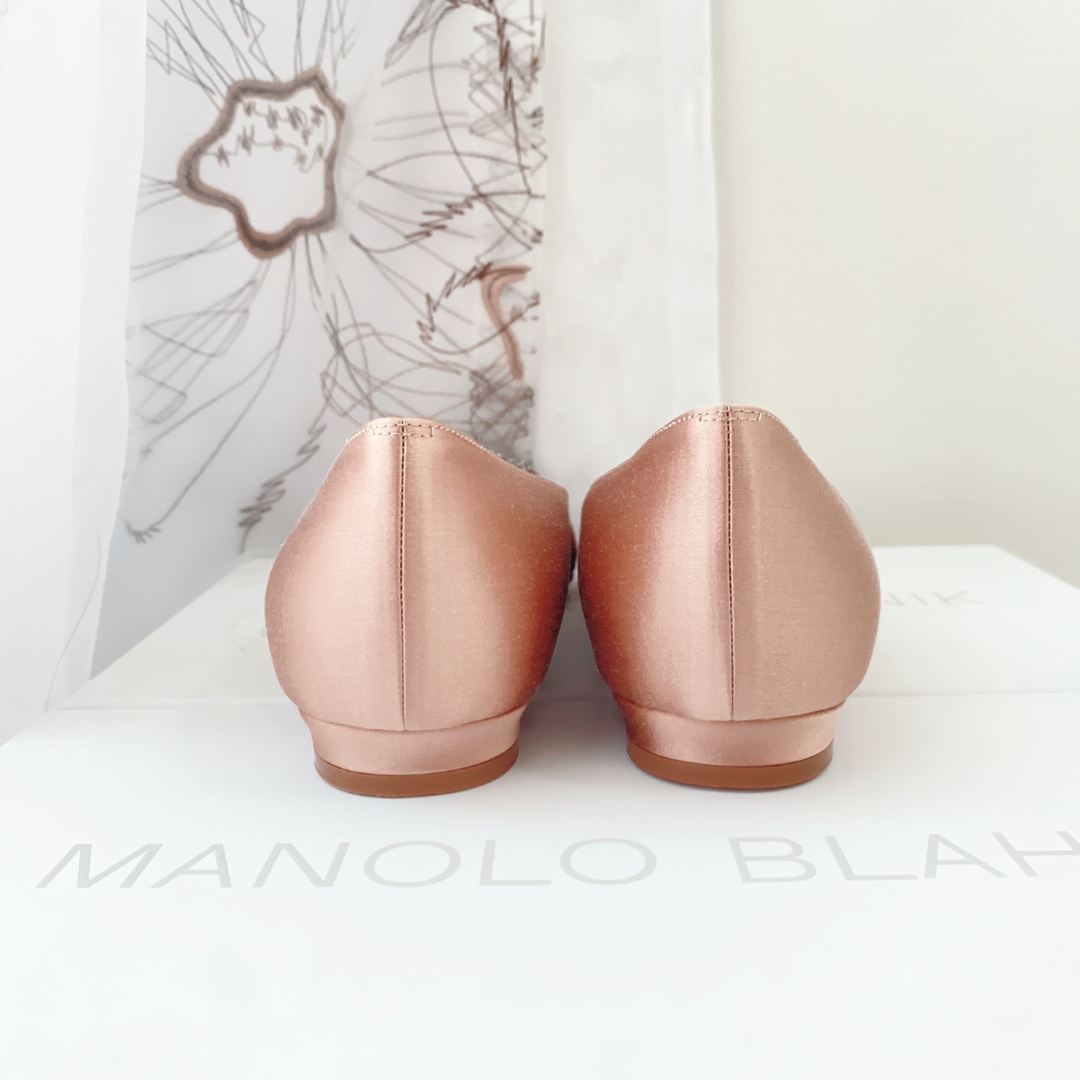 MANOLO BLAHNIK(マノロブラニク)のラスト１【新品】マノロブラニク サテン ビジュー ハンギシ フラットシューズ レディースの靴/シューズ(バレエシューズ)の商品写真