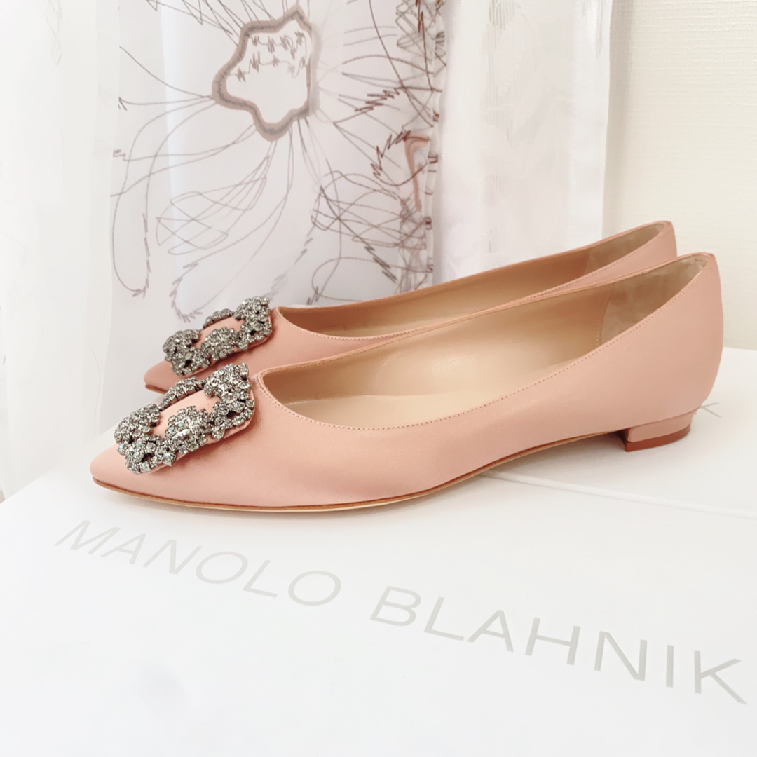 MANOLO BLAHNIK(マノロブラニク)のラスト１【新品】マノロブラニク サテン ビジュー ハンギシ フラットシューズ レディースの靴/シューズ(バレエシューズ)の商品写真