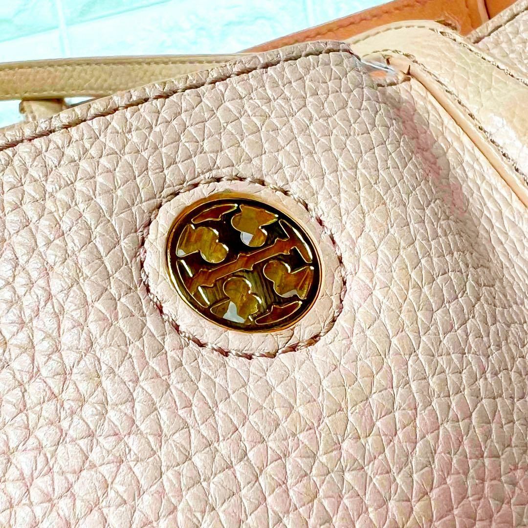 Tory Burch(トリーバーチ)のトリーバーチ A4 トートバッグ シボ革 レザー ピンクベージュ 肩掛け 大容量 レディースのバッグ(トートバッグ)の商品写真