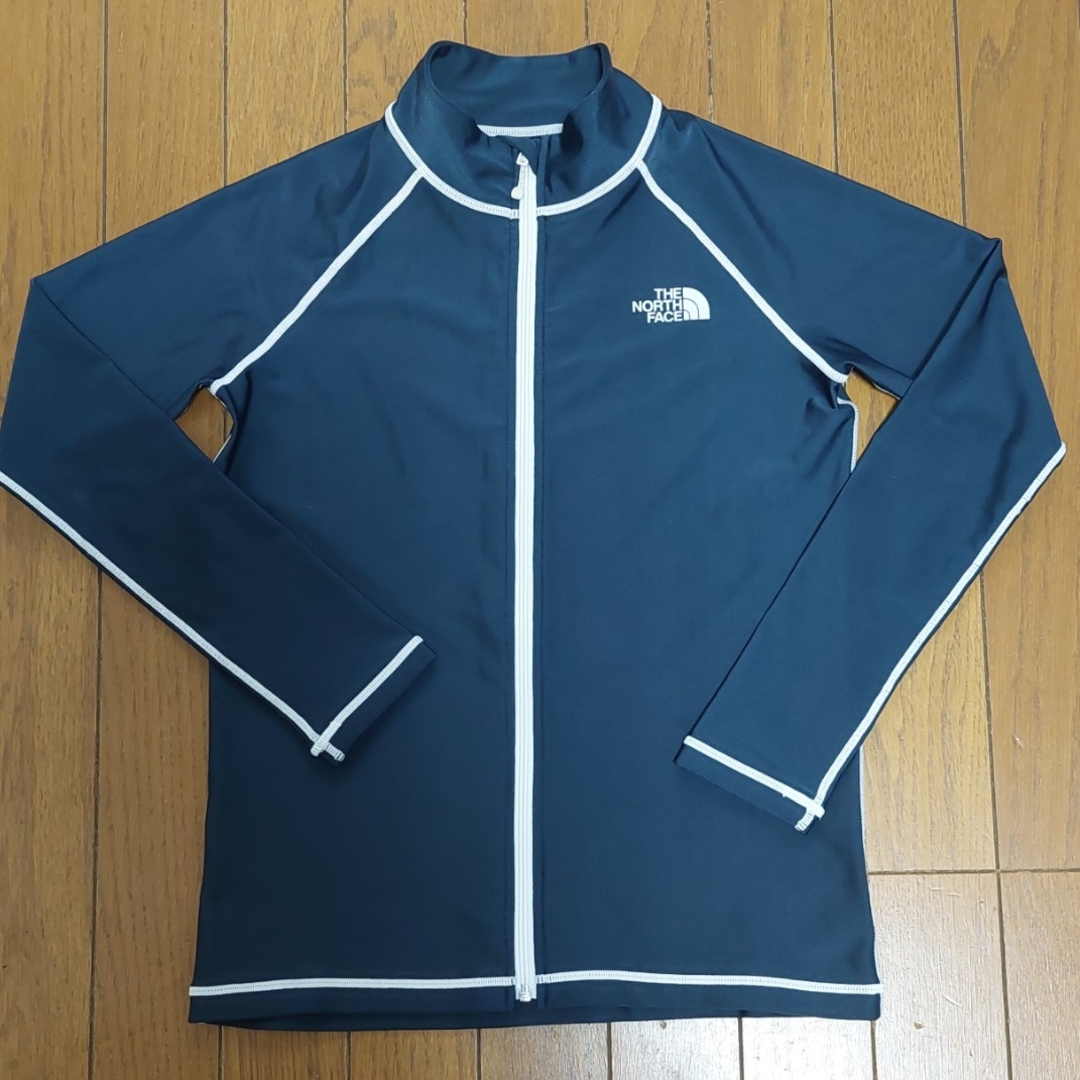 THE NORTH FACE(ザノースフェイス)のノースフェイス ラッシュガード 150 紺 キッズ/ベビー/マタニティのキッズ服男の子用(90cm~)(水着)の商品写真