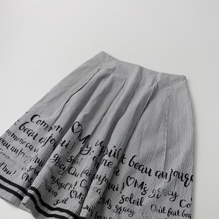 エムズグレイシー(M'S GRACY)の美品 2019SS M'S GRACY エムズグレイシー Message Print Skirt メッセージプリントスカート 40/グレー ブラック フレア【2400013393355】(ひざ丈スカート)