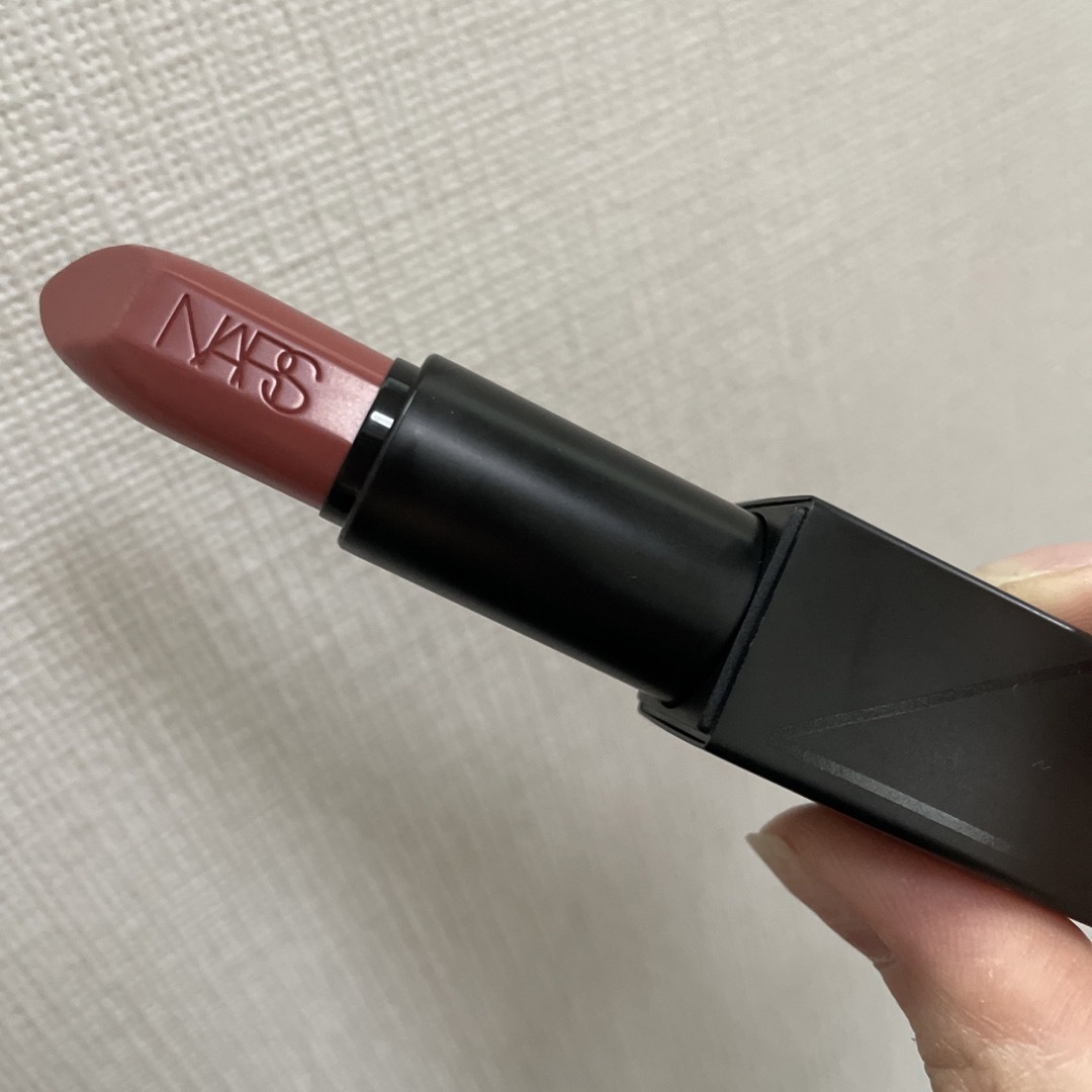 NARS(ナーズ)のお値下げ！ナーズ  オーデイシャスリップスティック 9463 コスメ/美容のベースメイク/化粧品(口紅)の商品写真