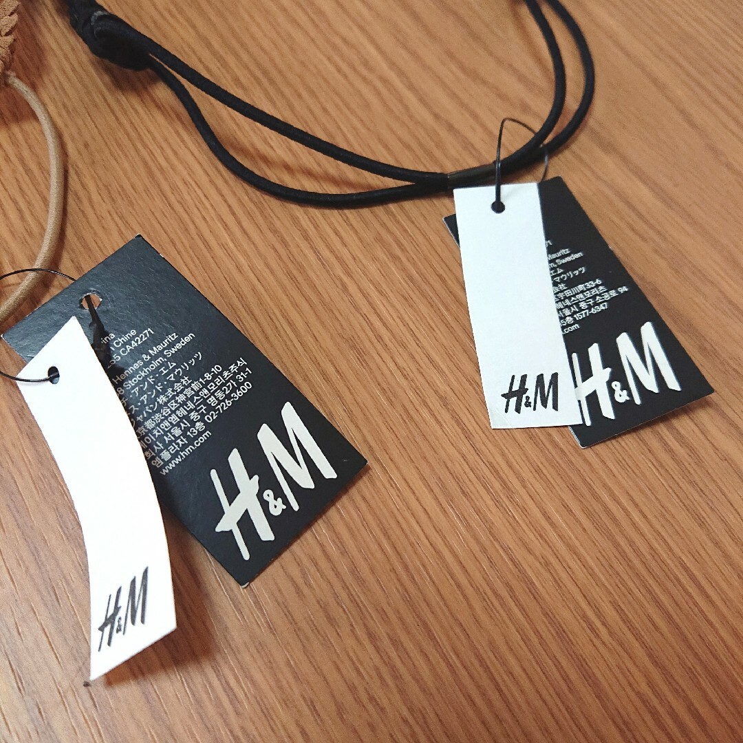 H&M(エイチアンドエム)の送料込み　新品タグ付き　Ｈ＆Ｍ　ヘアバンド　２色セット レディースのヘアアクセサリー(ヘアバンド)の商品写真