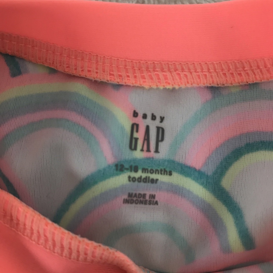 babyGAP(ベビーギャップ)の新品♡baby gap♡ラッシュガード虹★12～18months  80cm キッズ/ベビー/マタニティのベビー服(~85cm)(水着)の商品写真