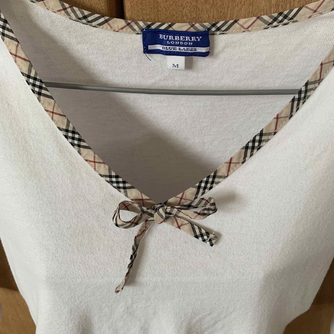 BURBERRY BLUE LABEL(バーバリーブルーレーベル)のバーバリー　リボン　VネックTシャツ　レディース レディースのトップス(Tシャツ(長袖/七分))の商品写真