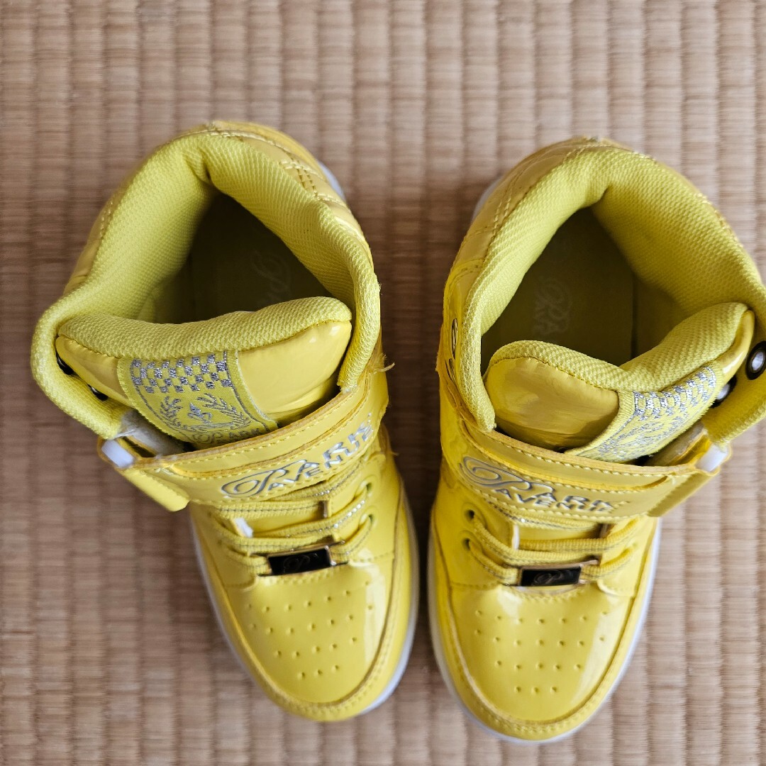 黄色 イエロー スニーカー ハイカット 19cm キッズ/ベビー/マタニティのキッズ靴/シューズ(15cm~)(スニーカー)の商品写真