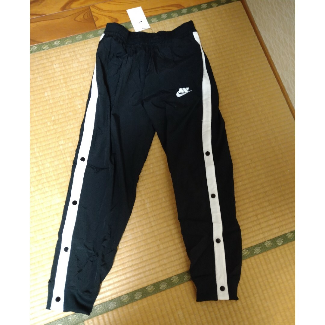 NIKE(ナイキ)のナイキ　シャカシャカパンツ　新品　160 キッズ/ベビー/マタニティのキッズ服男の子用(90cm~)(パンツ/スパッツ)の商品写真