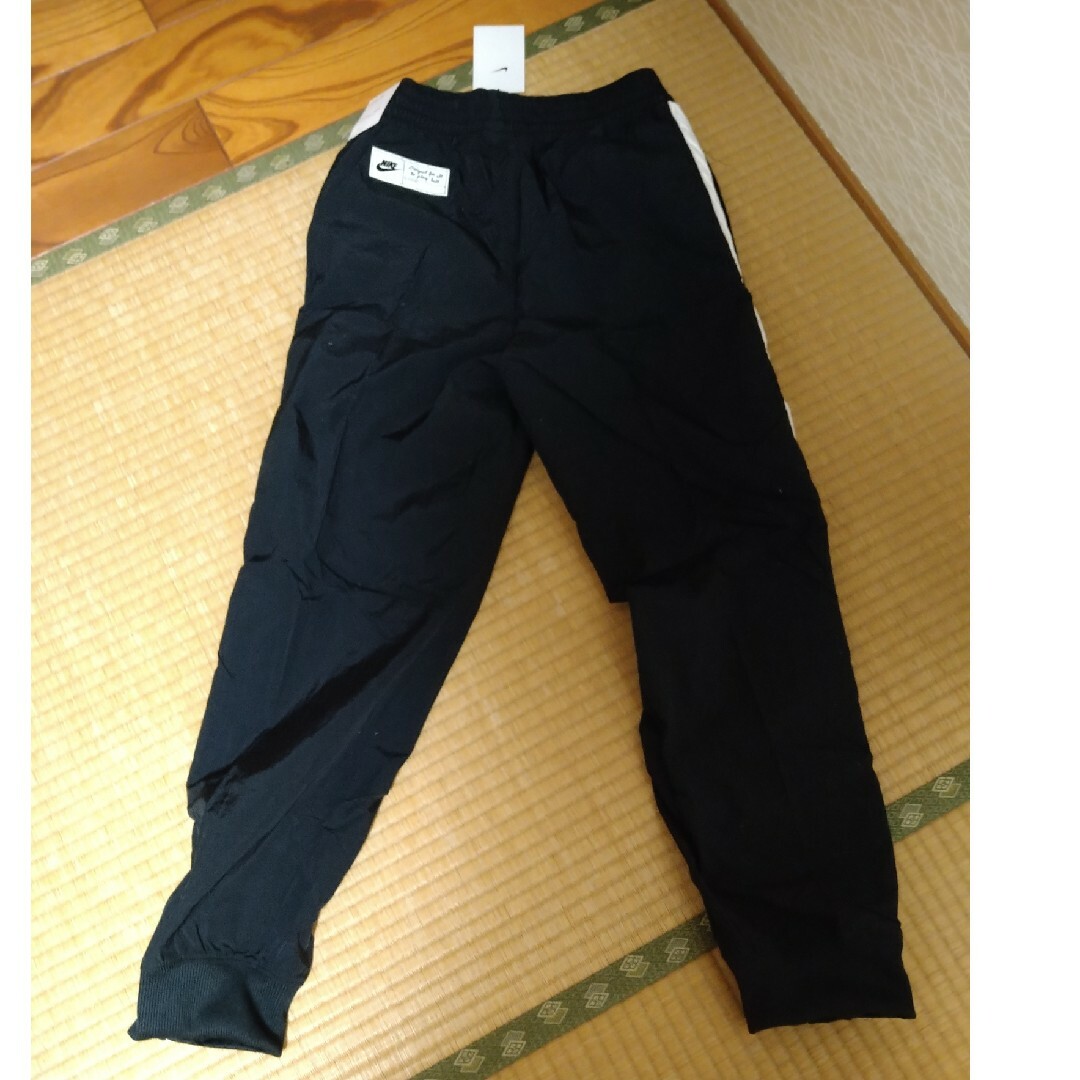 NIKE(ナイキ)のナイキ　シャカシャカパンツ　新品　160 キッズ/ベビー/マタニティのキッズ服男の子用(90cm~)(パンツ/スパッツ)の商品写真