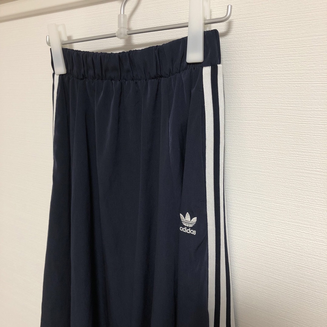 adidas(アディダス)のadidas ラインフレアスカート レディースのスカート(ロングスカート)の商品写真