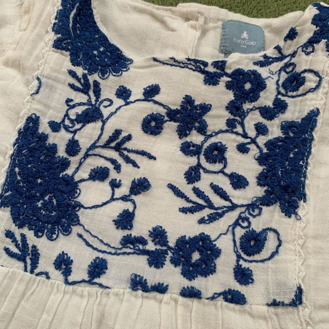 babyGAP(ベビーギャップ)のbaby GAP 刺繍　花柄　トップス　90  キッズ/ベビー/マタニティのベビー服(~85cm)(シャツ/カットソー)の商品写真