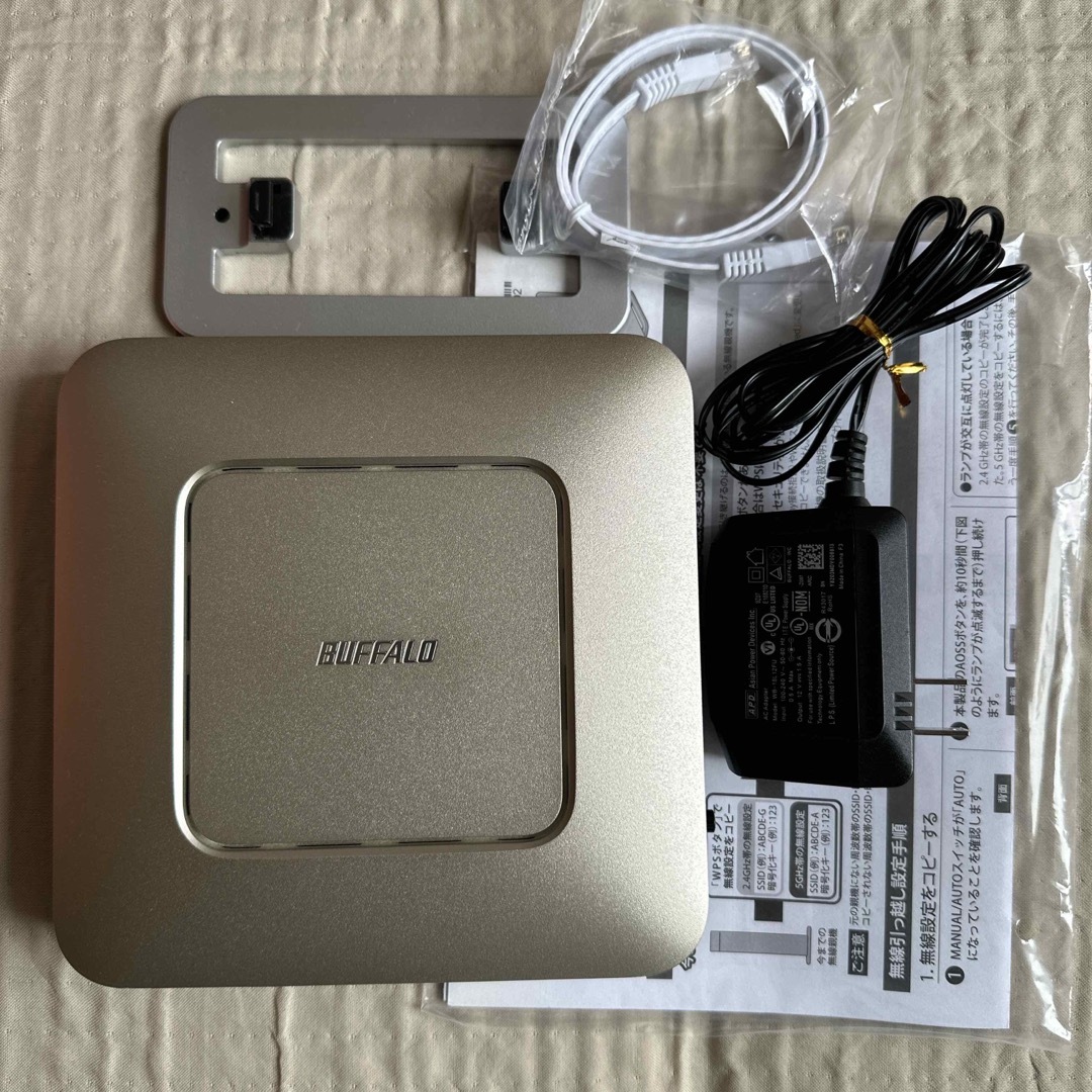 Buffalo(バッファロー)のバッファロー  無線LAN親機  WSR-2533DHP-CG スマホ/家電/カメラのPC/タブレット(PC周辺機器)の商品写真