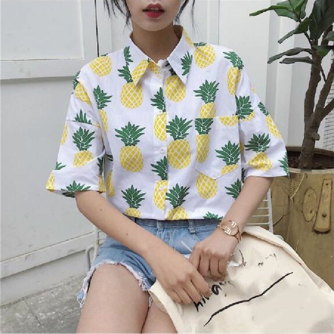 新品　パイナップル柄シャツ　アロハシャツ風　フリーサイズ レディースのトップス(シャツ/ブラウス(半袖/袖なし))の商品写真