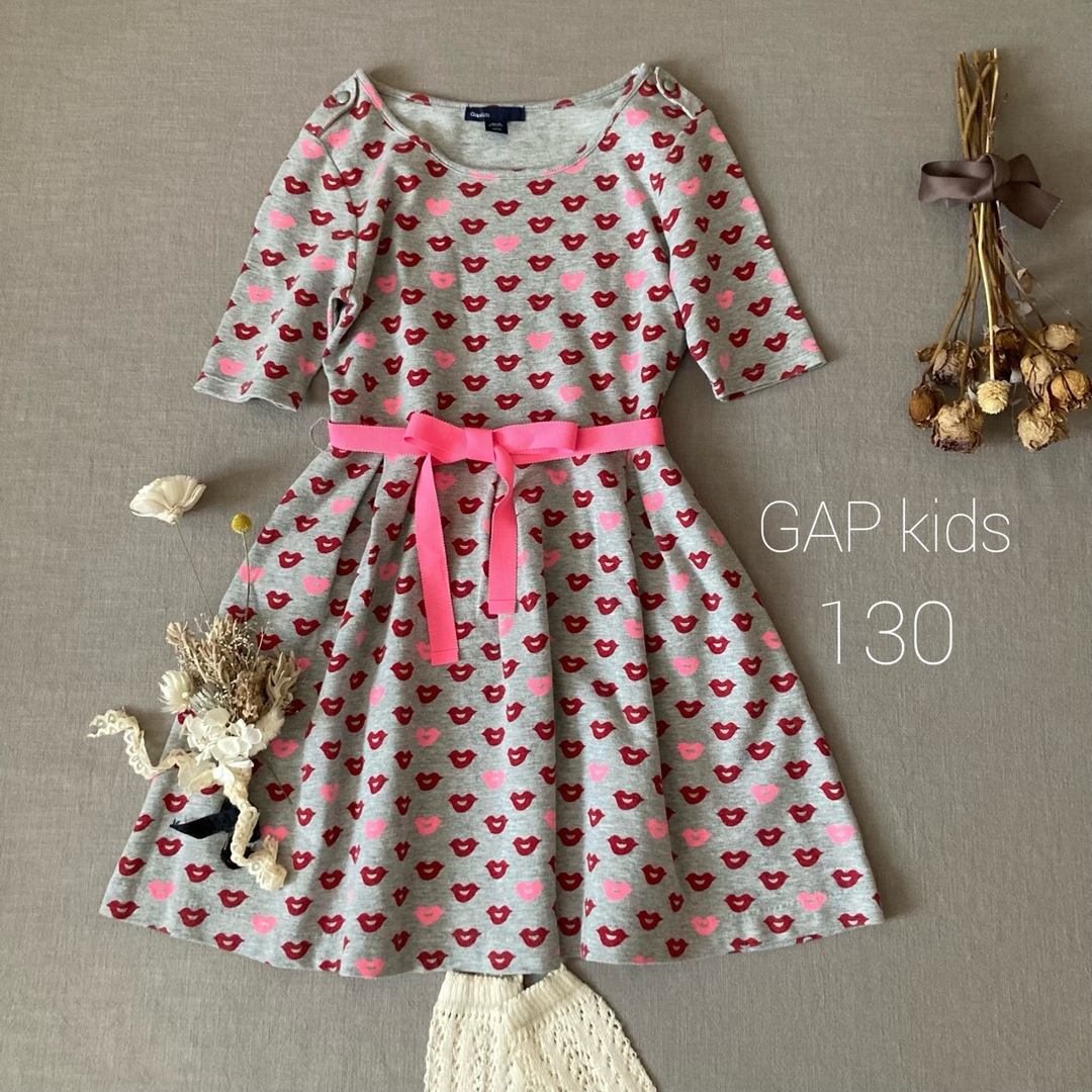 GAP Kids(ギャップキッズ)のGAP kids ギャップキッズ❁⃘蛍光リボン⑅リップ柄∮ワンピース130 キッズ/ベビー/マタニティのキッズ服女の子用(90cm~)(ワンピース)の商品写真