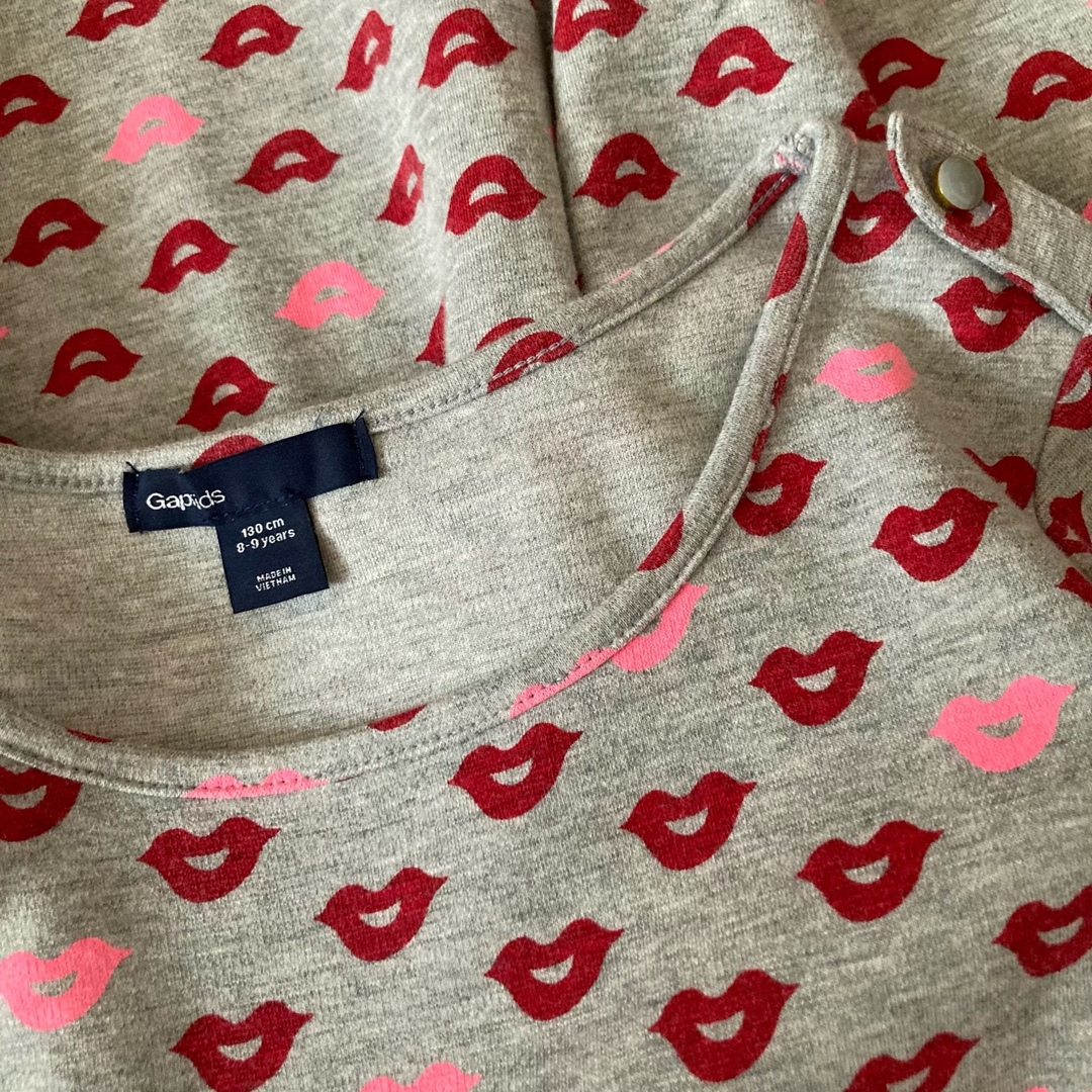 GAP Kids(ギャップキッズ)のGAP kids ギャップキッズ❁⃘蛍光リボン⑅リップ柄∮ワンピース130 キッズ/ベビー/マタニティのキッズ服女の子用(90cm~)(ワンピース)の商品写真