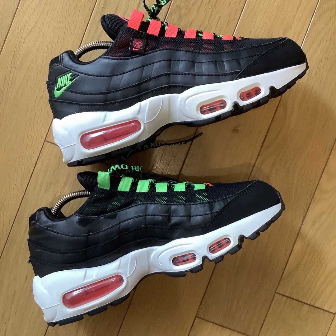 NIKE(ナイキ)のNIKE W AIR MAX 95 SE WW CV9030-001 レディースの靴/シューズ(スニーカー)の商品写真