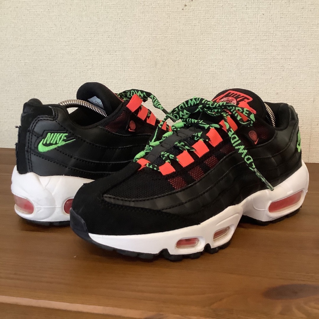 NIKE(ナイキ)のNIKE W AIR MAX 95 SE WW CV9030-001 レディースの靴/シューズ(スニーカー)の商品写真