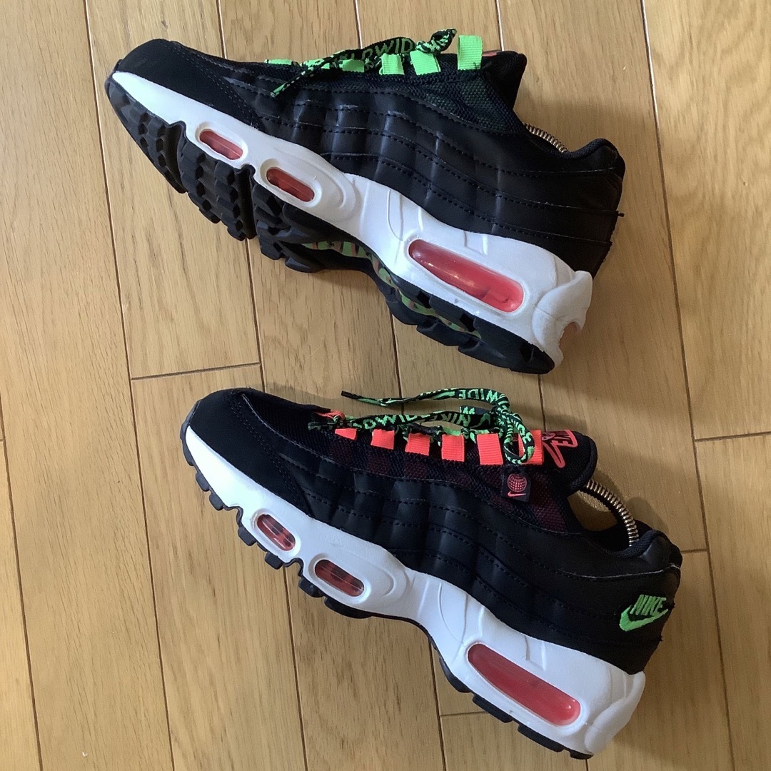 NIKE(ナイキ)のNIKE W AIR MAX 95 SE WW CV9030-001 レディースの靴/シューズ(スニーカー)の商品写真