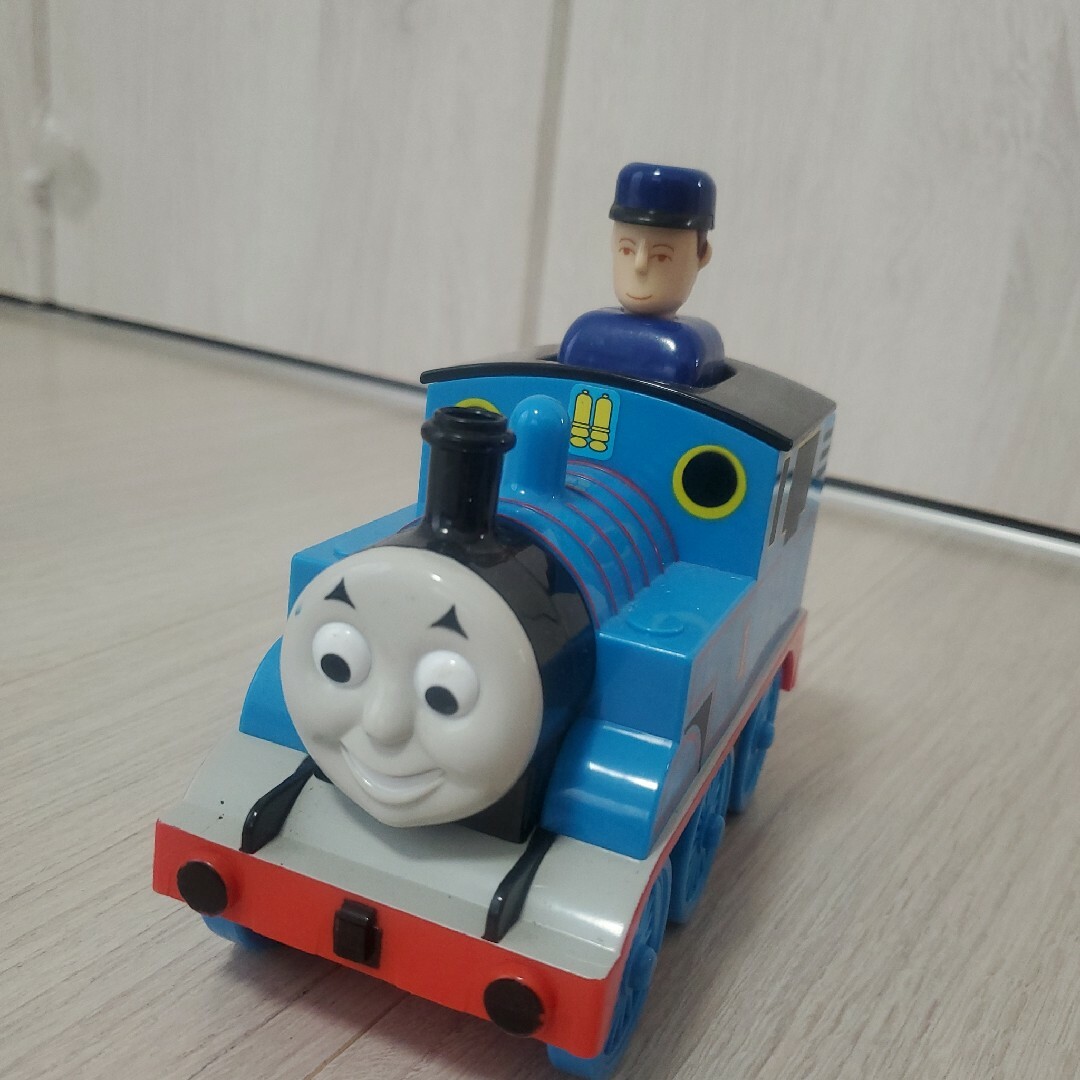 THOMAS(トーマス)の値下げしました！トーマス　手動　おもちゃ キッズ/ベビー/マタニティのおもちゃ(電車のおもちゃ/車)の商品写真