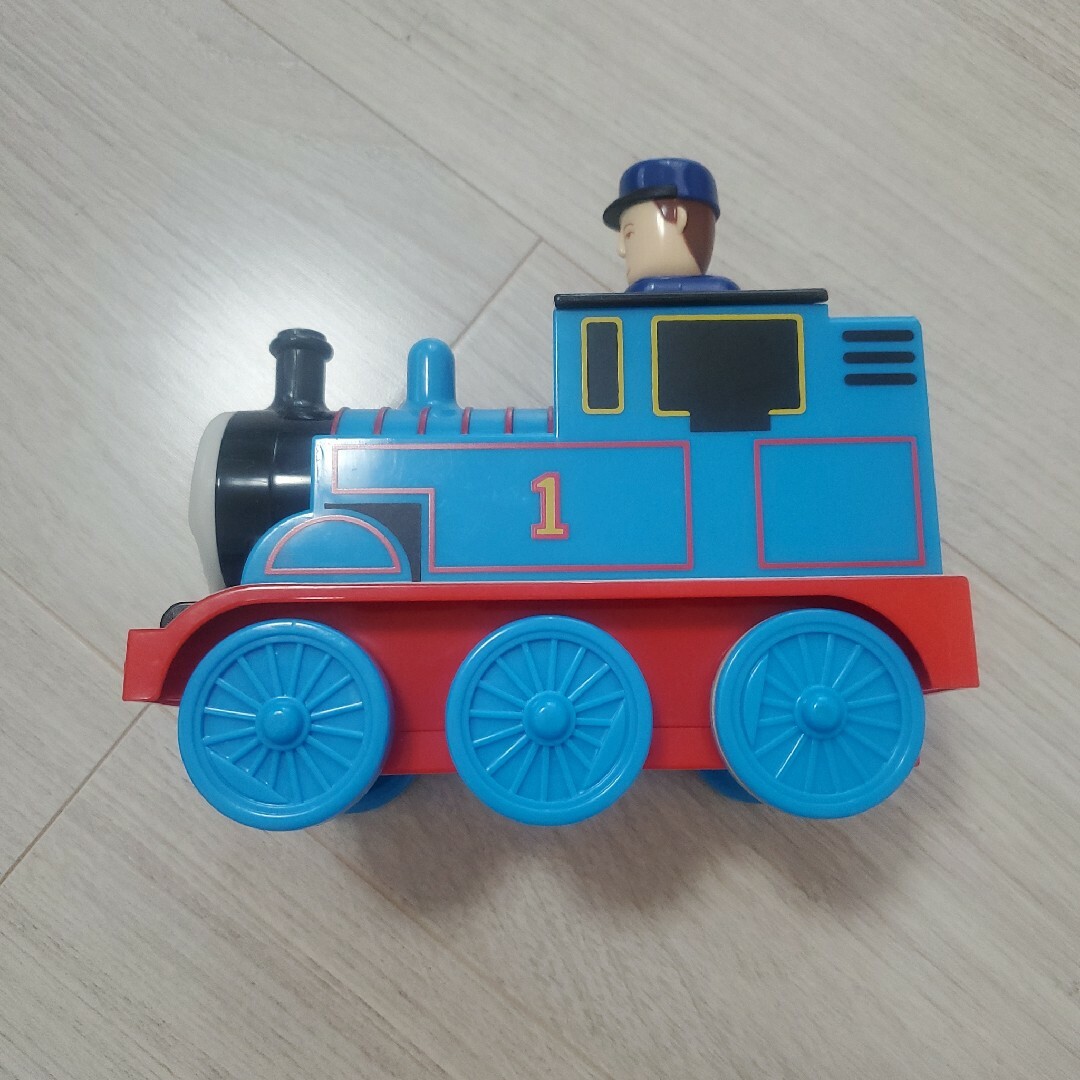 THOMAS(トーマス)の値下げしました！トーマス　手動　おもちゃ キッズ/ベビー/マタニティのおもちゃ(電車のおもちゃ/車)の商品写真