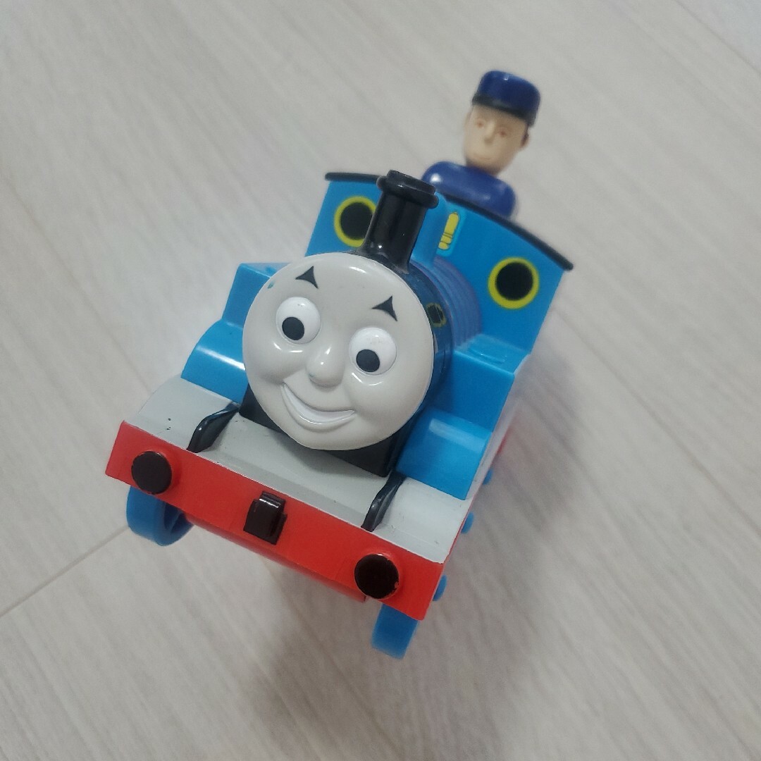 THOMAS(トーマス)の値下げしました！トーマス　手動　おもちゃ キッズ/ベビー/マタニティのおもちゃ(電車のおもちゃ/車)の商品写真