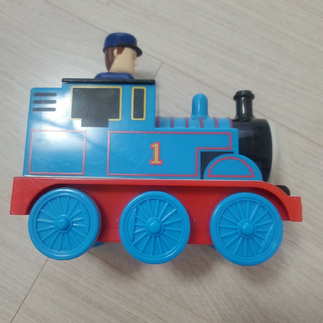 THOMAS(トーマス)の値下げしました！トーマス　手動　おもちゃ キッズ/ベビー/マタニティのおもちゃ(電車のおもちゃ/車)の商品写真