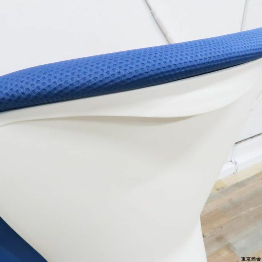 2023年製　オカムラ　スラ―ト　可動肘　ホワイトシェル　ミディアムブルー インテリア/住まい/日用品のオフィス家具(オフィスチェア)の商品写真