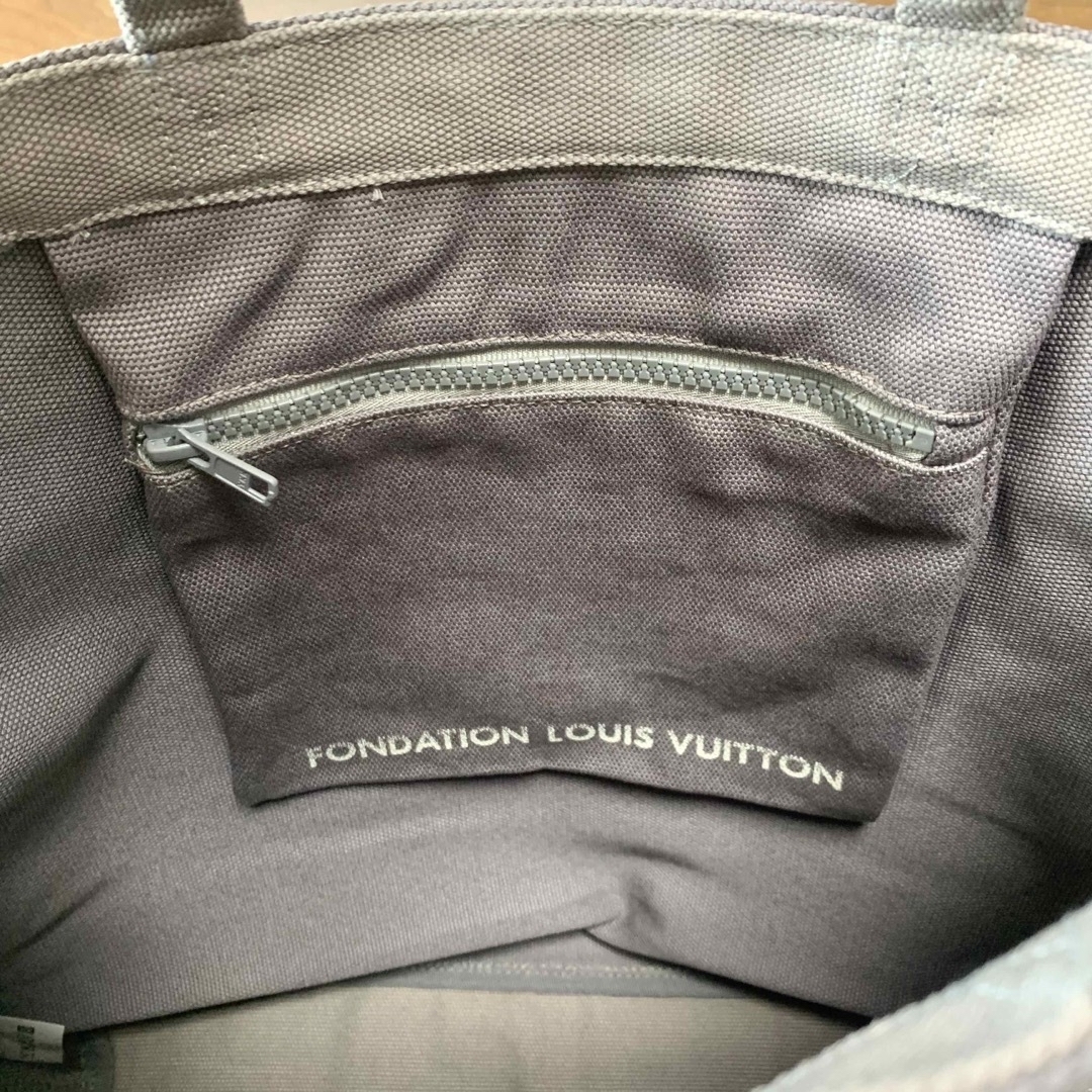 LOUIS VUITTON(ルイヴィトン)のフォンダシオン ルイヴィトン トート ポケット付 グレー 白 ルイヴィトン美術館 レディースのバッグ(トートバッグ)の商品写真