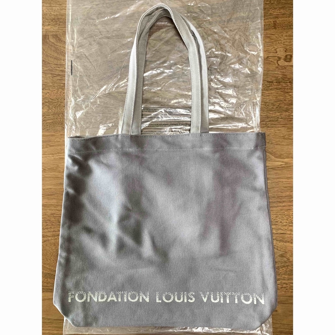 LOUIS VUITTON(ルイヴィトン)のフォンダシオン ルイヴィトン トート ポケット付 グレー 白 ルイヴィトン美術館 レディースのバッグ(トートバッグ)の商品写真