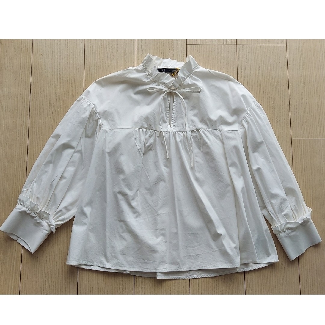 ZARA(ザラ)のスタンドフリル襟の白ブラウス レディースのトップス(シャツ/ブラウス(長袖/七分))の商品写真