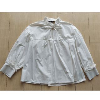 ザラ(ZARA)のスタンドフリル襟の白ブラウス(シャツ/ブラウス(長袖/七分))