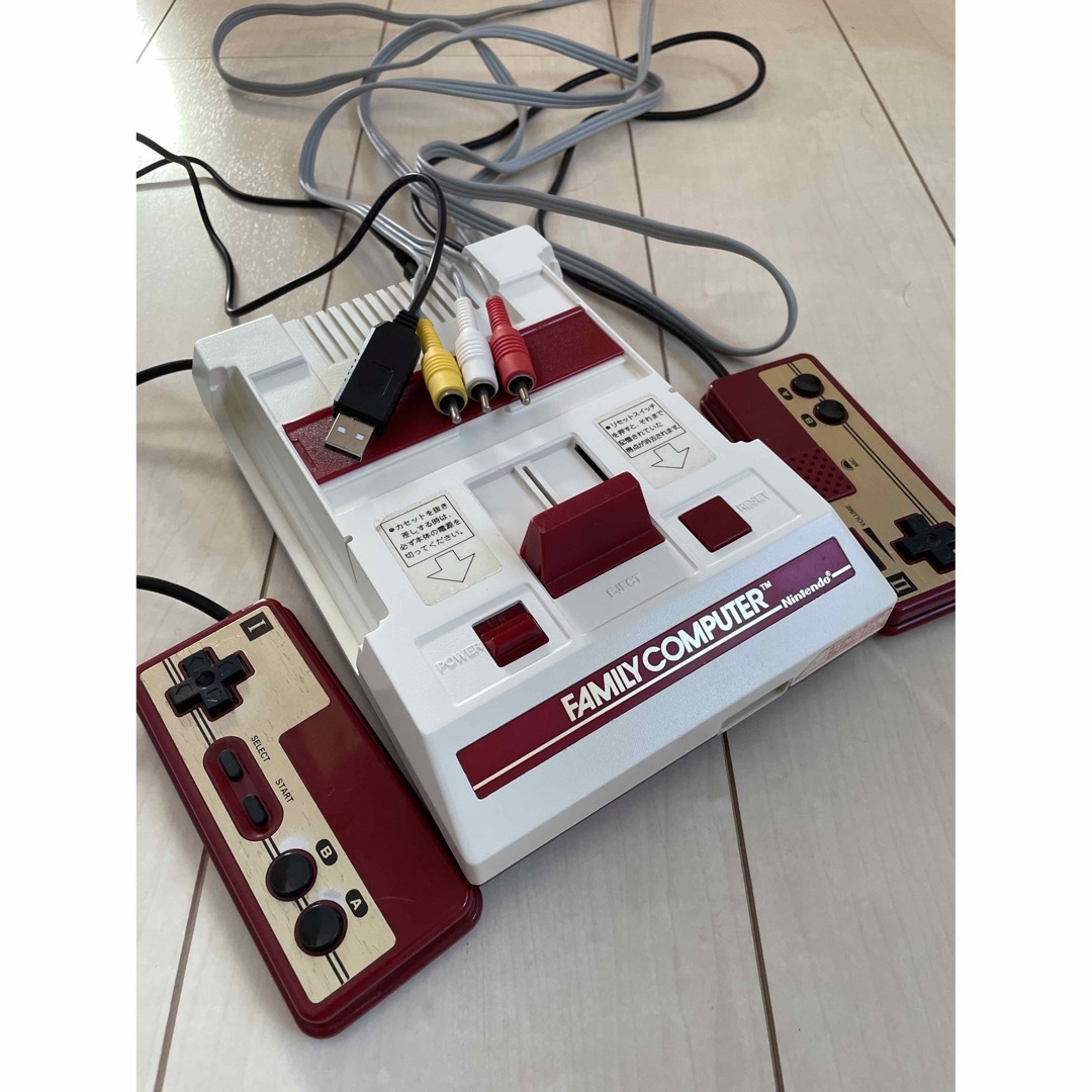 ファミリーコンピュータ(ファミリーコンピュータ)のファミコン本体 AV化改造 付属品有り　USB電源 エンタメ/ホビーのゲームソフト/ゲーム機本体(家庭用ゲーム機本体)の商品写真