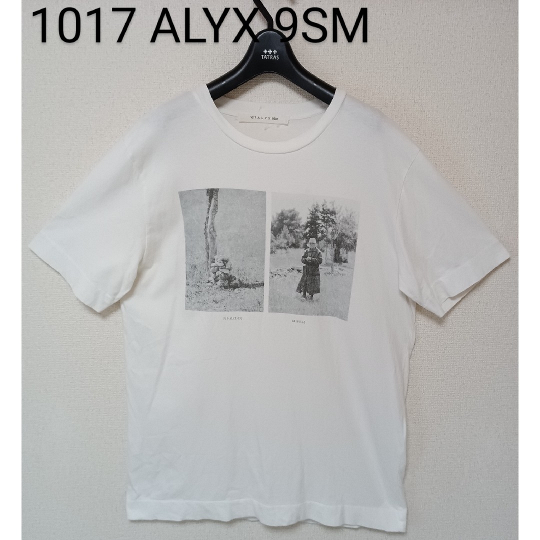 1017ALYX9SMアクリスプリントTシャツ半袖ホワイトサイズXLビッグサイズ メンズのトップス(Tシャツ/カットソー(半袖/袖なし))の商品写真