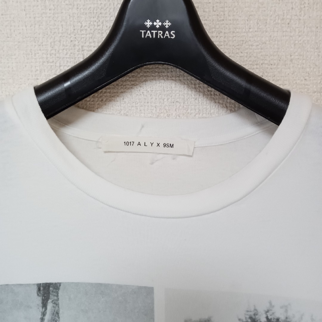 1017ALYX9SMアクリスプリントTシャツ半袖ホワイトサイズXLビッグサイズ メンズのトップス(Tシャツ/カットソー(半袖/袖なし))の商品写真
