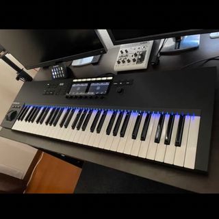 KOMPLETE KONTROL S61 MK2(MIDIコントローラー)