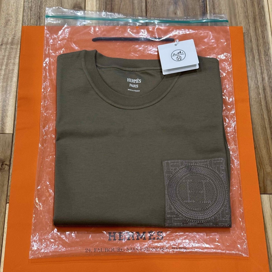 Hermes(エルメス)の新品 レア HERMES エルメス H 刺繍ロゴ コットン Tシャツ エトゥープ レディースのトップス(Tシャツ(半袖/袖なし))の商品写真