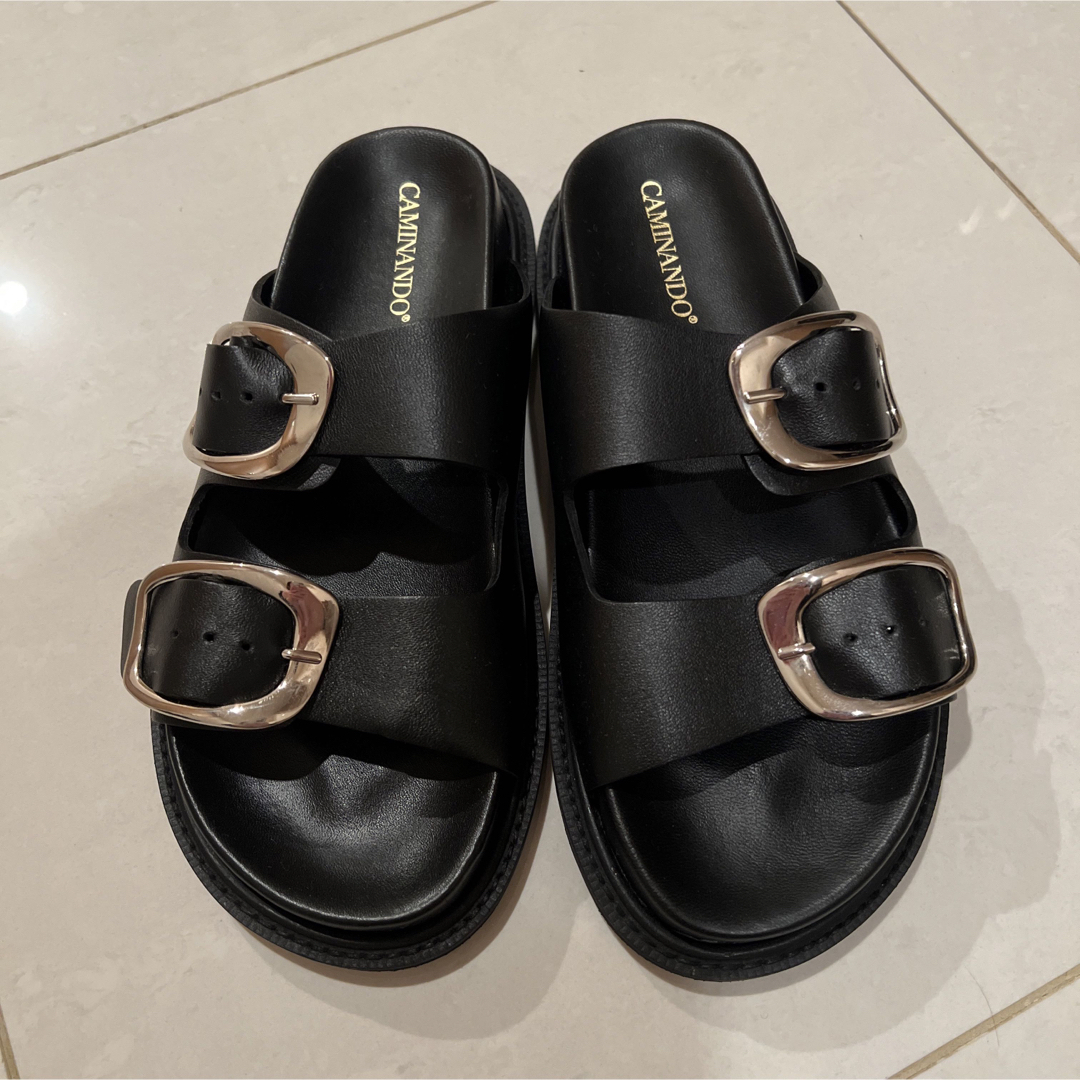 CAMINANDO(カミナンド)の新品未使用　カミナンド　24.5cm ダブルバックルサンダル レディースの靴/シューズ(サンダル)の商品写真