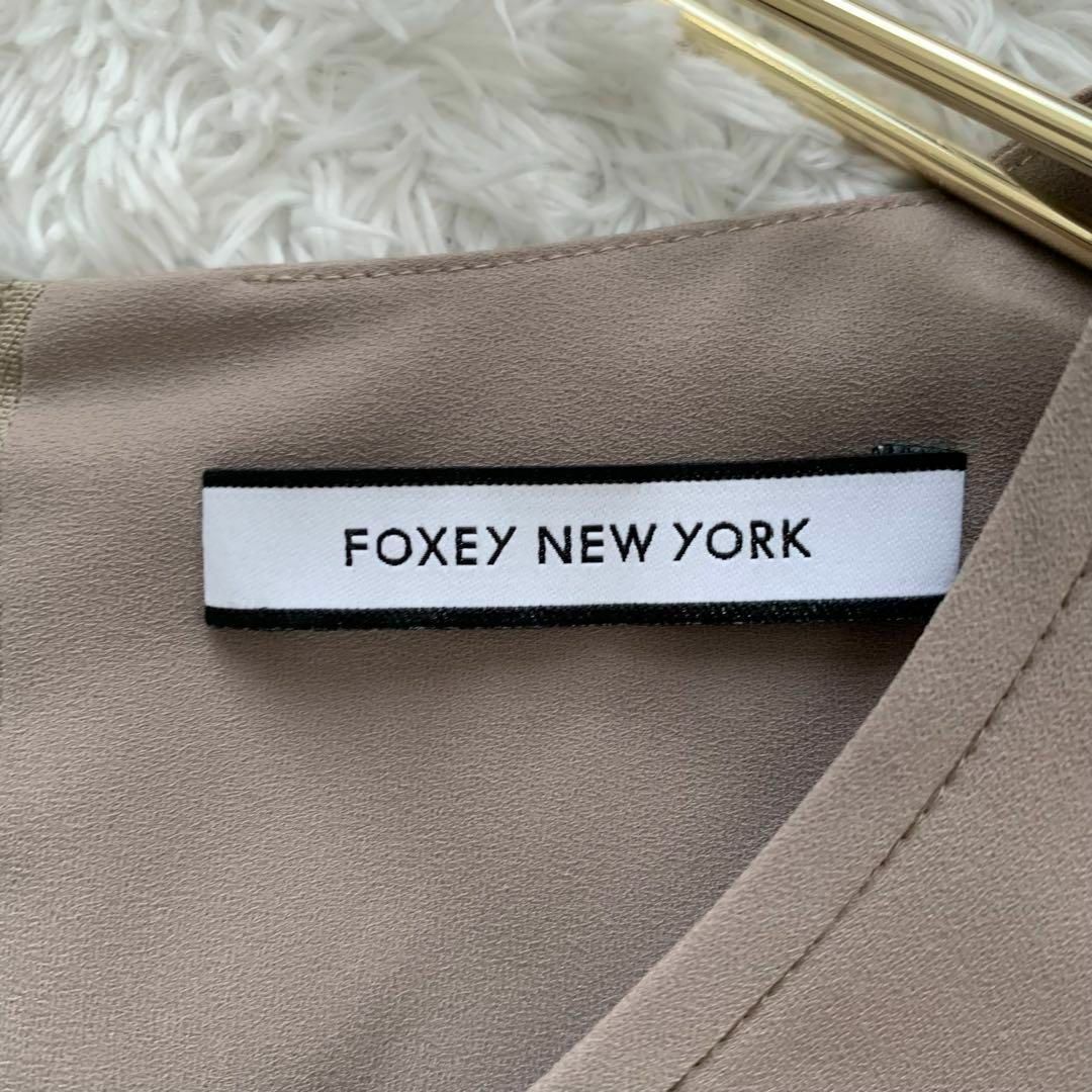 FOXEY NEW YORK(フォクシーニューヨーク)の極美品✨フォクシーニューヨーク ワンピース 膝丈 ベージュ ノースリーブ 40 レディースのワンピース(ひざ丈ワンピース)の商品写真