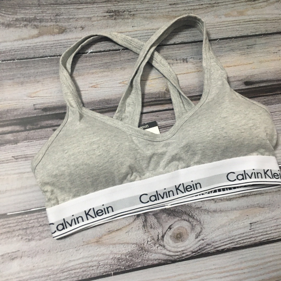ck Calvin Klein(シーケーカルバンクライン)のカルバンクライン　レディース上下セット　クロスブラ×ショーツ　グレー　Mサイズ レディースの下着/アンダーウェア(ブラ&ショーツセット)の商品写真