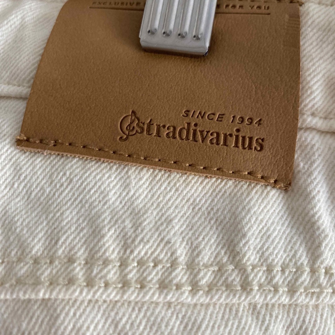 stradivarius(ストラディバリウス)の[ストラディバリウス] ダメージジーンズ　オフホワイト　34サイズ レディースのパンツ(デニム/ジーンズ)の商品写真
