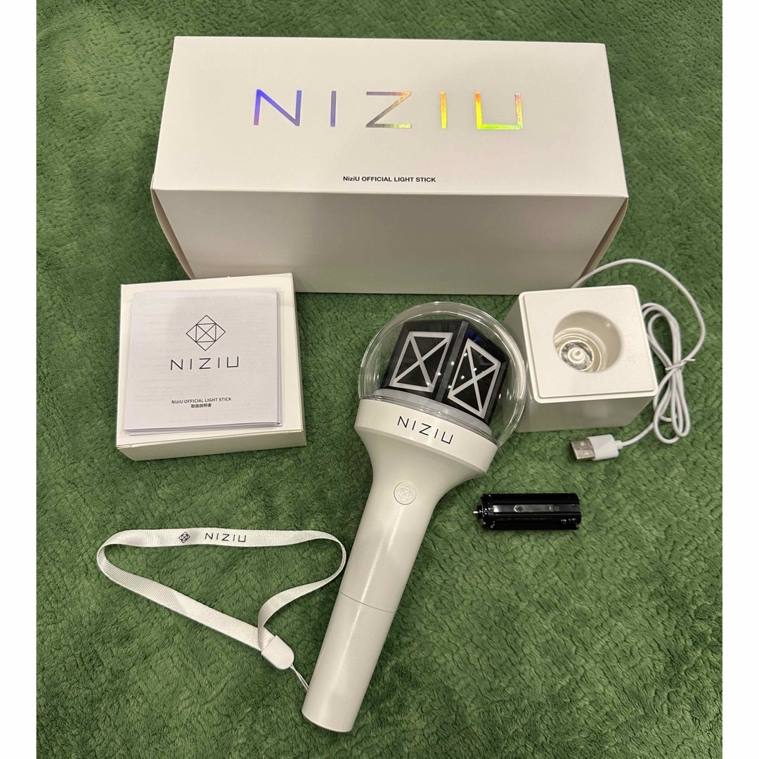 NiziU(ニジュー)のNiziUペンライト エンタメ/ホビーのタレントグッズ(アイドルグッズ)の商品写真