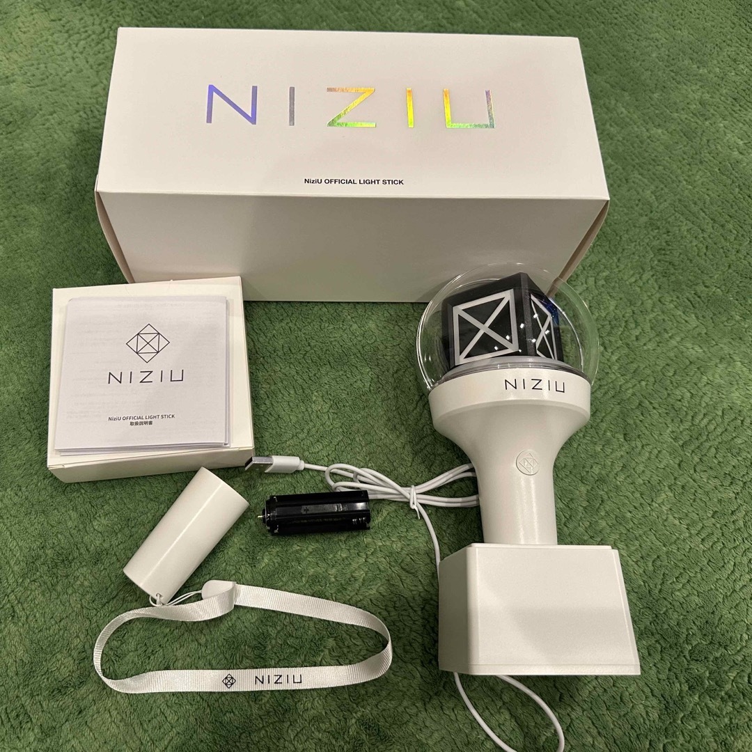 NiziU(ニジュー)のNiziUペンライト エンタメ/ホビーのタレントグッズ(アイドルグッズ)の商品写真